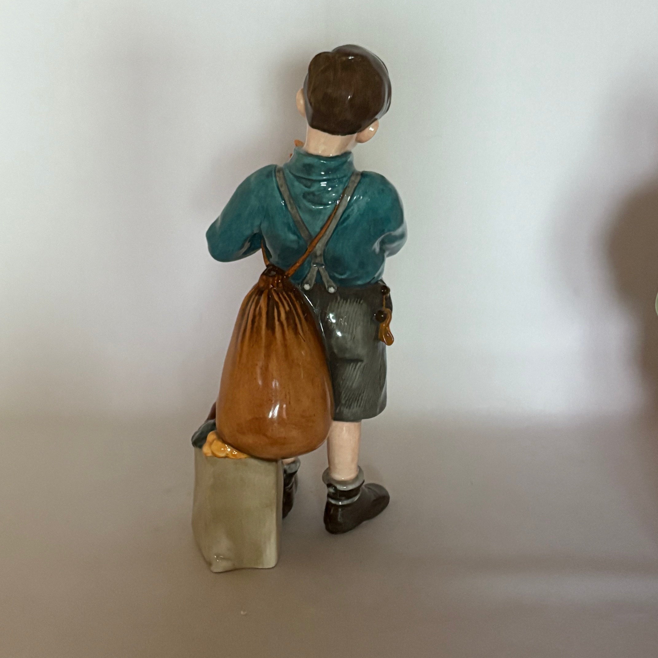 Royal Doulton Figurine Welcome Home HN3299 - William Cross