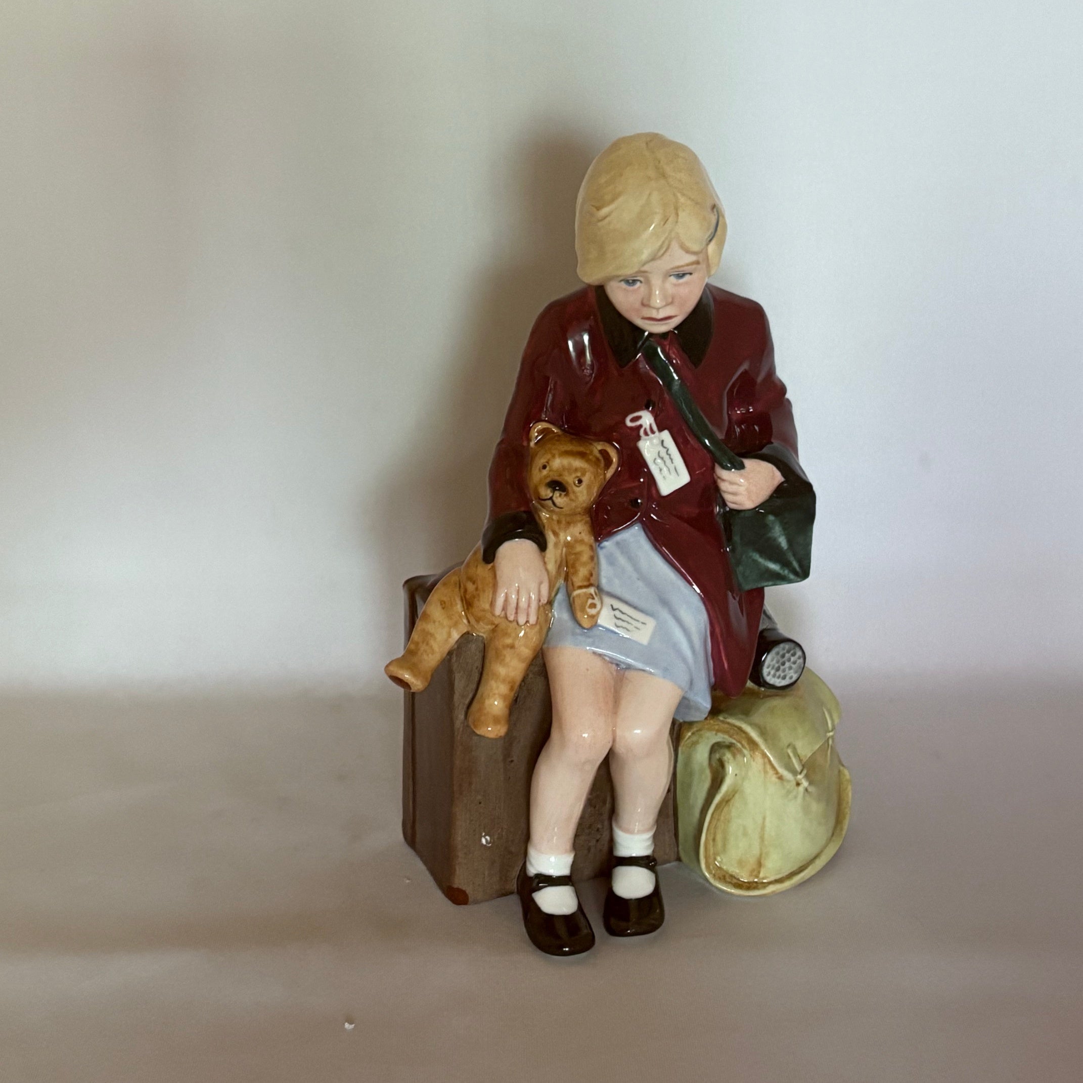 Royal Doulton Figurine Girl Evacuee HN3203 - William Cross