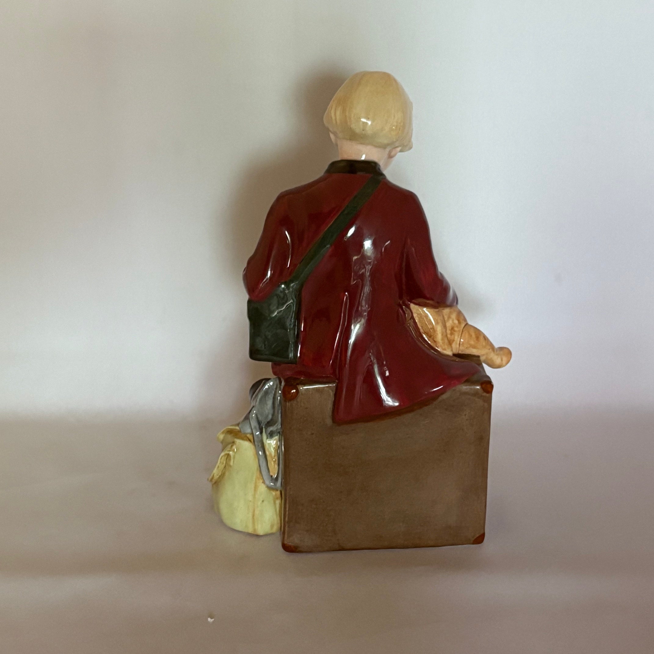 Royal Doulton Figurine Girl Evacuee HN3203 - William Cross