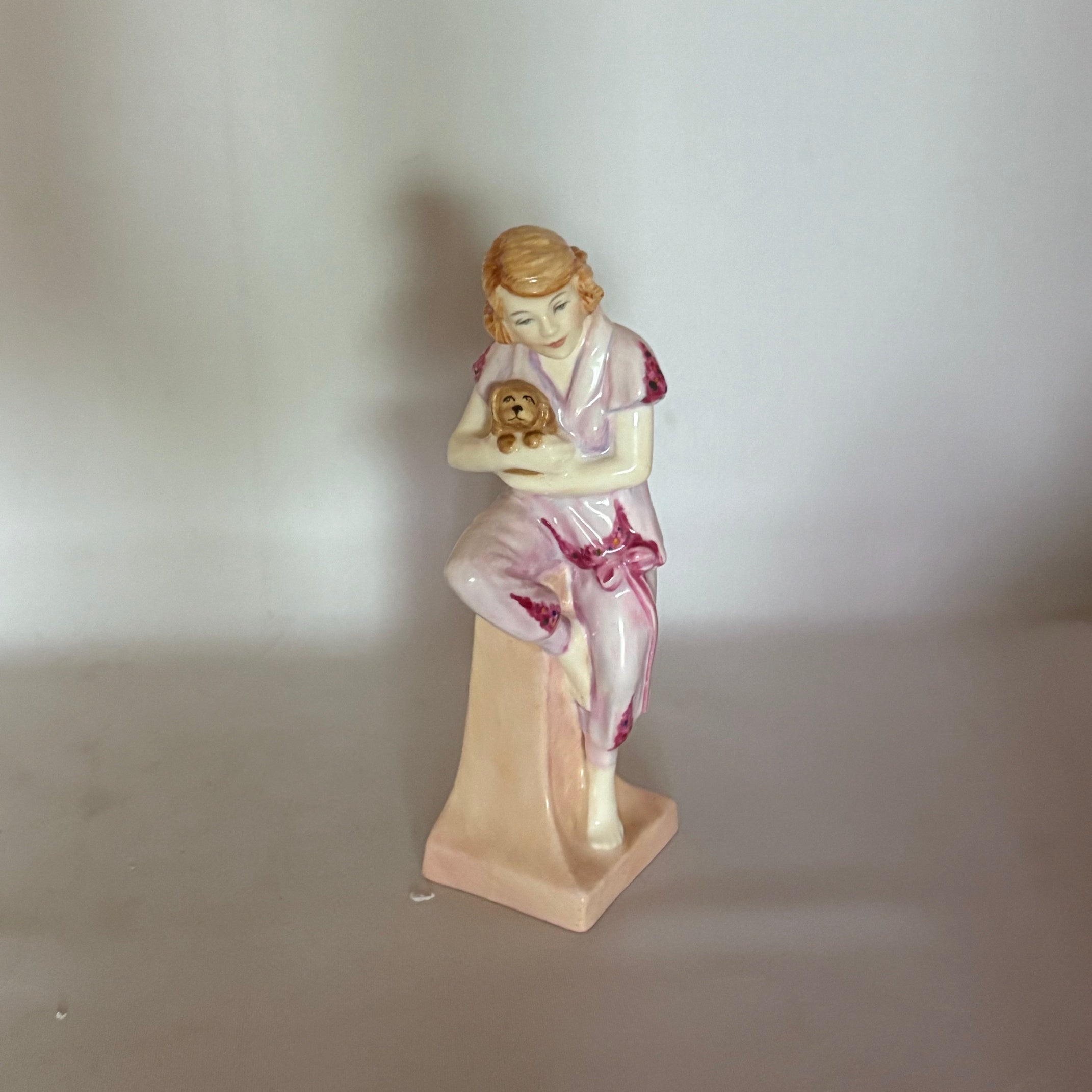 Royal Doulton Figurine Lido Lady HN4247 - William Cross