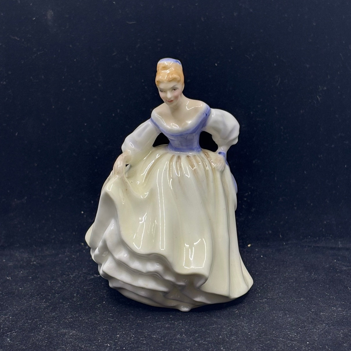 Royal Doulton Figurine Fair Lady HN3216 - Miniature Figurine