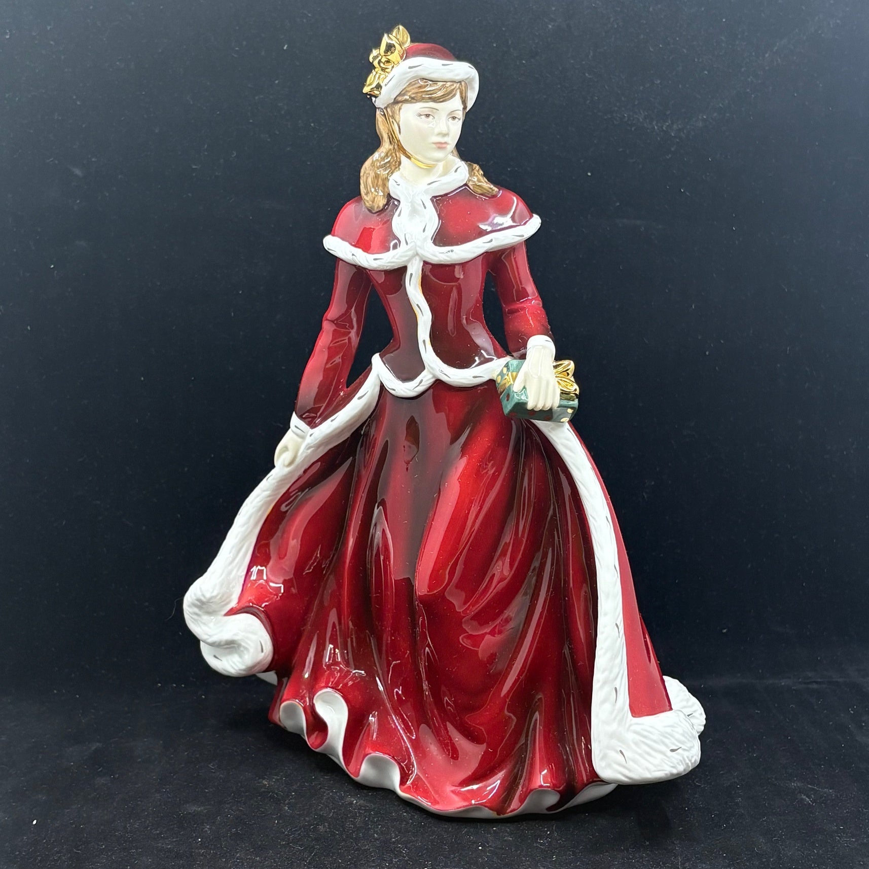 Royal Doulton Figurine Seasons Greetings 2004 HN5234