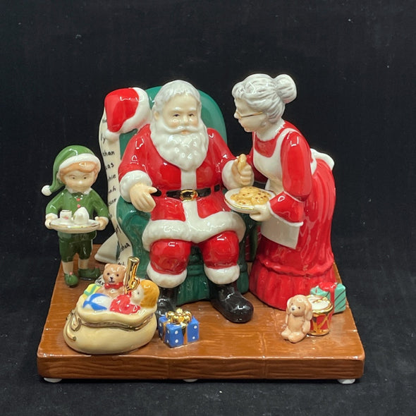 Royal Doulton Figurine Santa Takes a Break HN5550 - William Cross