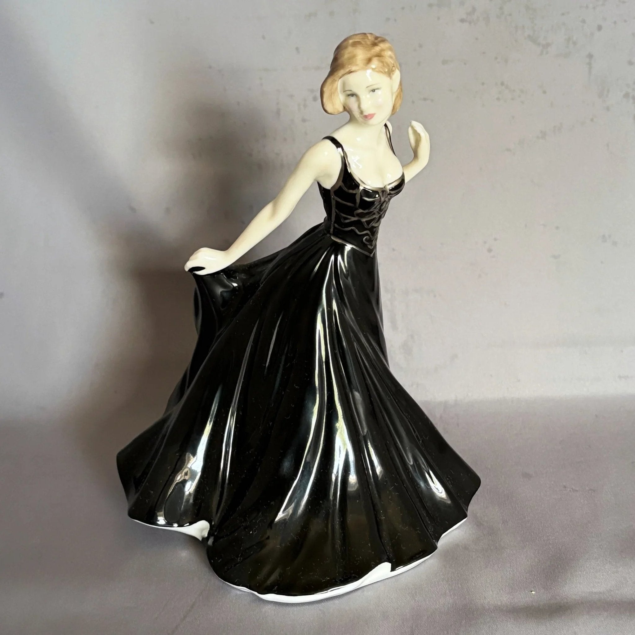 Royal Doulton Figurine Amelia HN4327 - William Cross