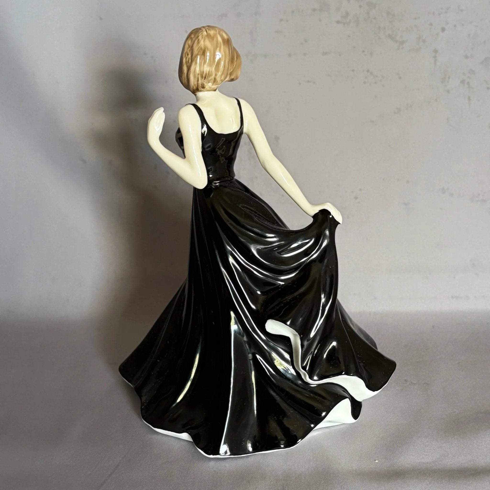 Royal Doulton Figurine Amelia HN4327 - William Cross