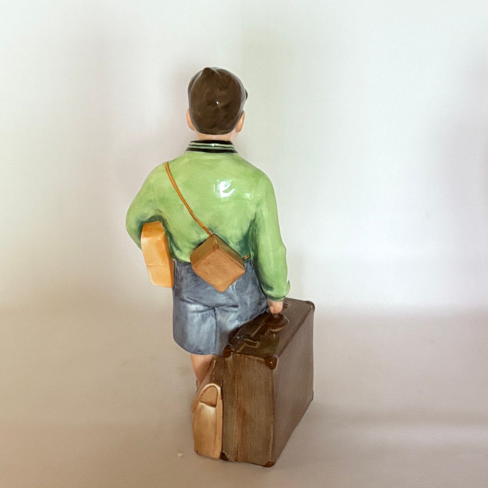 Royal Doulton Figurine Boy Evacuee HN3202 - William Cross
