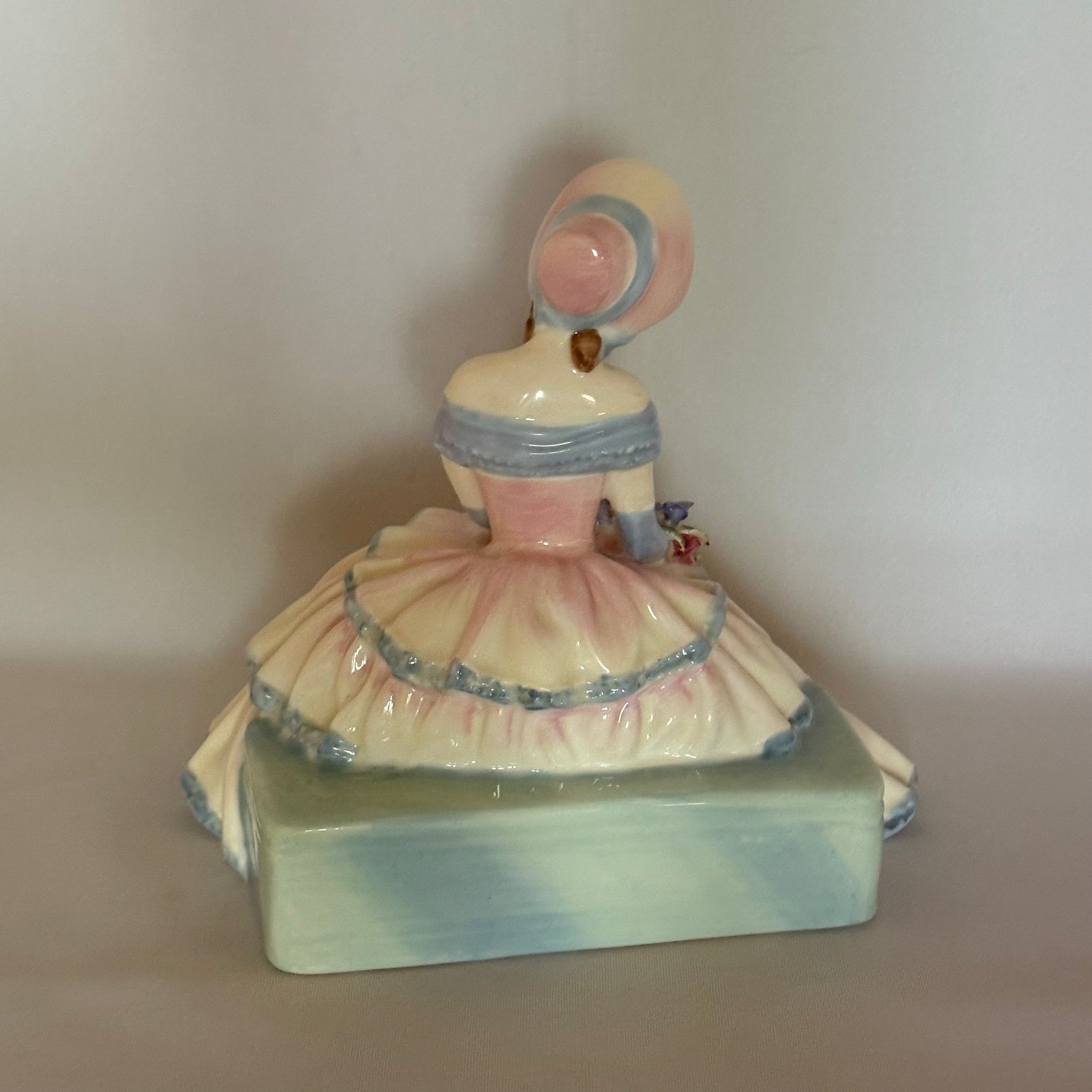 Royal Doulton Figurine Daydreams HN1731 - William Cross