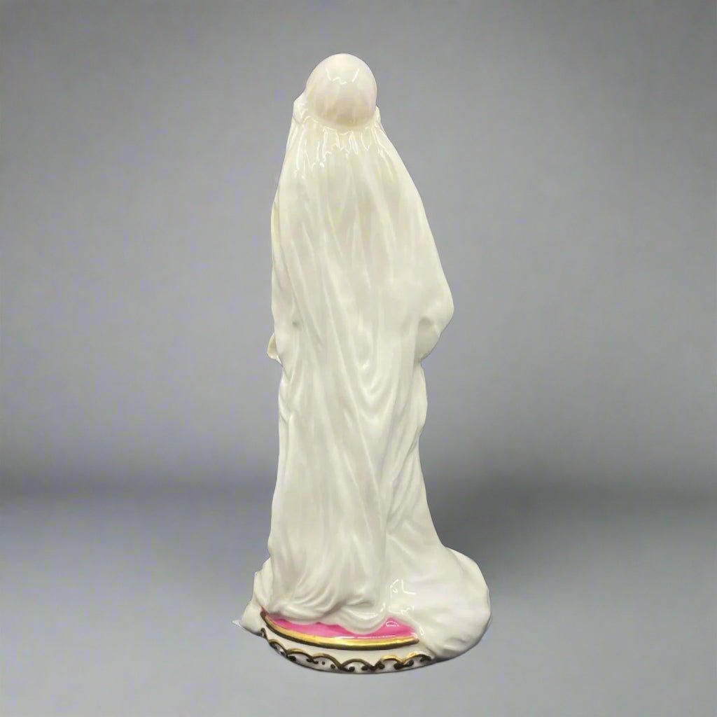 Royal Doulton Figurine Elizabeth Bowes - Lyon HN4421 - William Cross