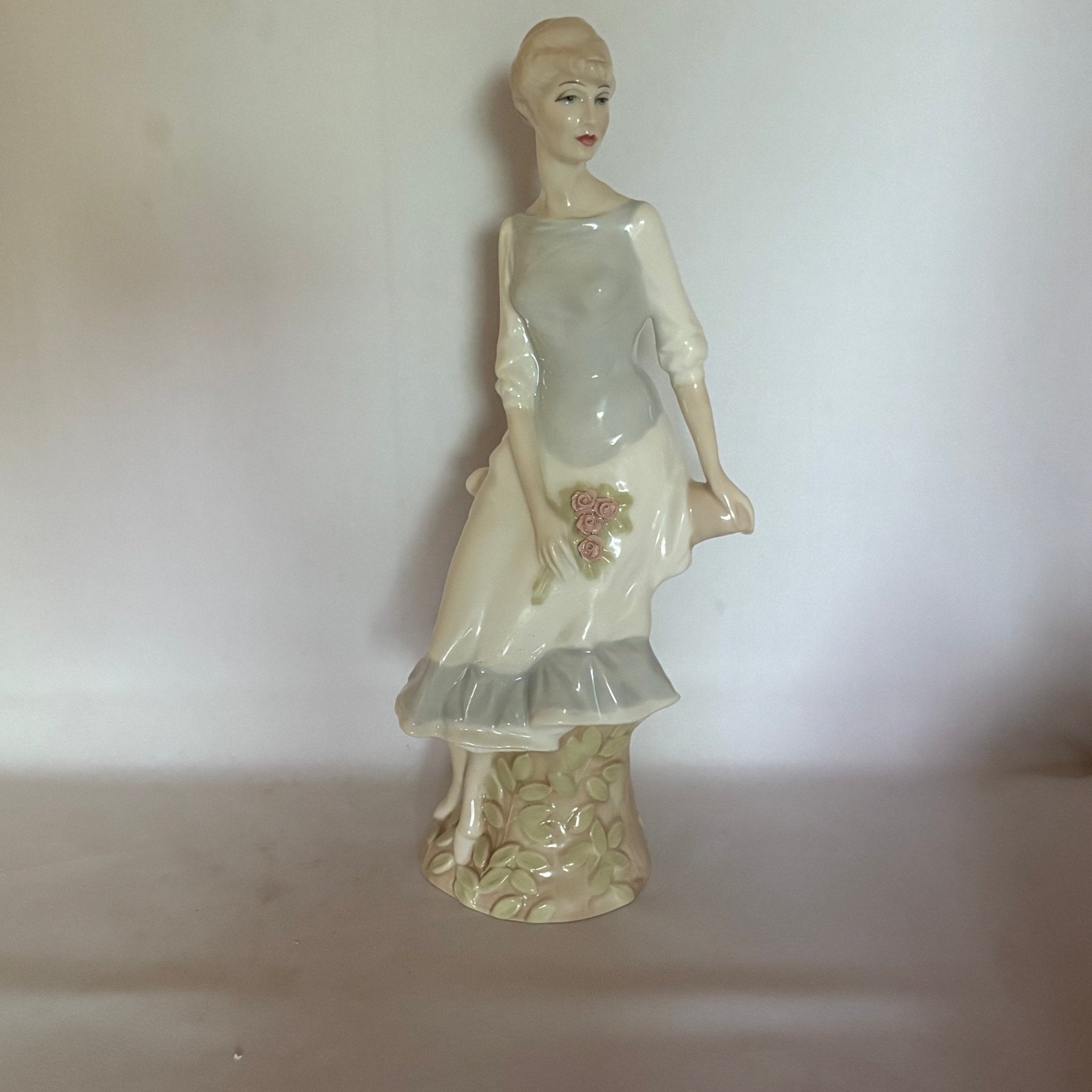 Royal Doulton Figurine Rose Arbour HN3145 - William Cross