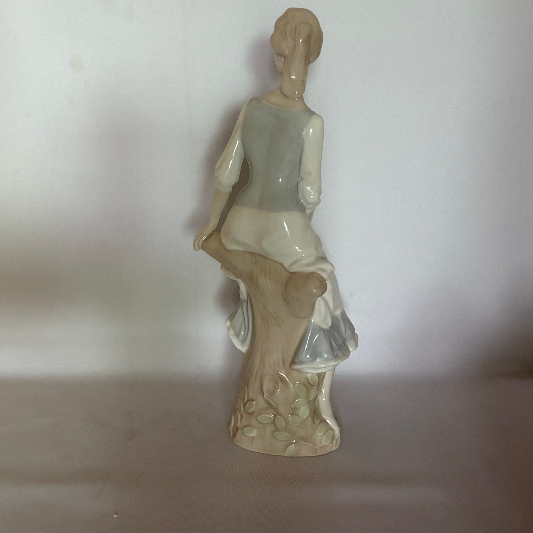 Royal Doulton Figurine Rose Arbour HN3145 - William Cross
